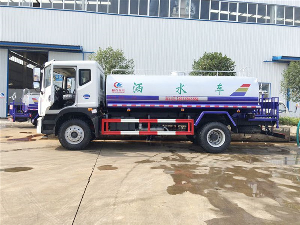 D9东风12吨洒水车