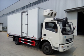 河南新乡焦总订购一台东风多利卡5.2米冷藏车