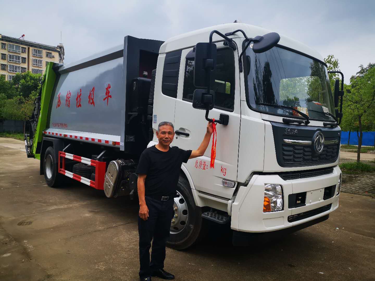 东风天锦14方压缩式垃圾车