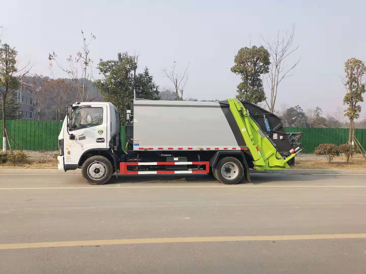 8方压缩垃圾车